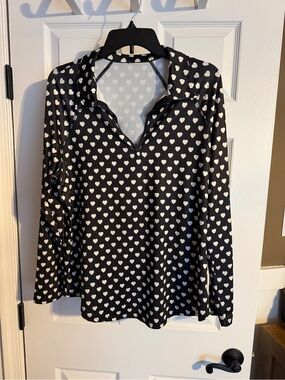 Women's Heart-Print Long Sleeve Pullover Top - Black & White